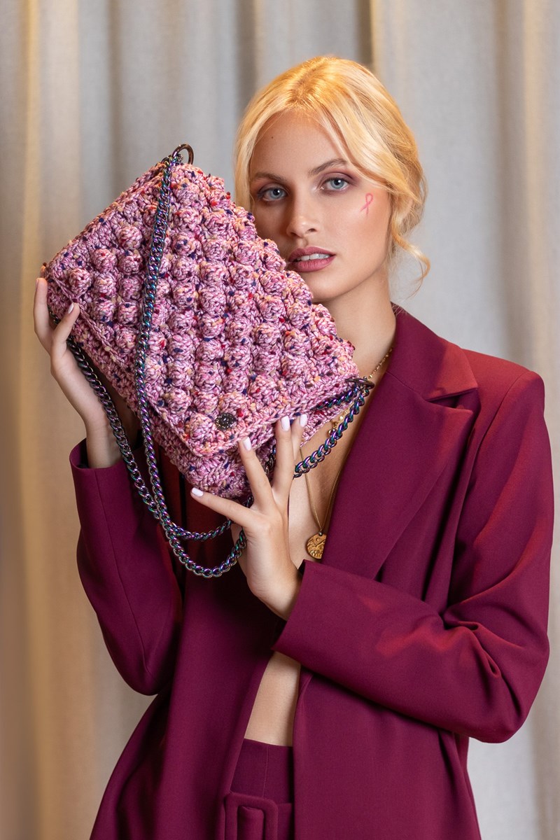 Η Ελληνίδα σχεδιάστρια Miss Polyplexi δημιούργησε μια ροζ τσάντα για τη στήριξη των γυναικών με καρκίνο του μαστού - εικόνα 1