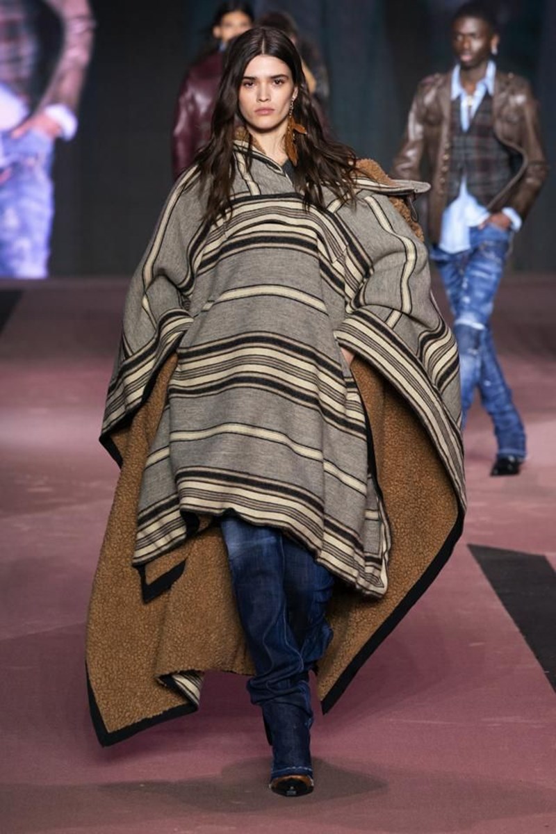 Κάπα του οίκου Dsquared από τη συλλογή Φθινόπωρο/Χειμώνας 2020-21.