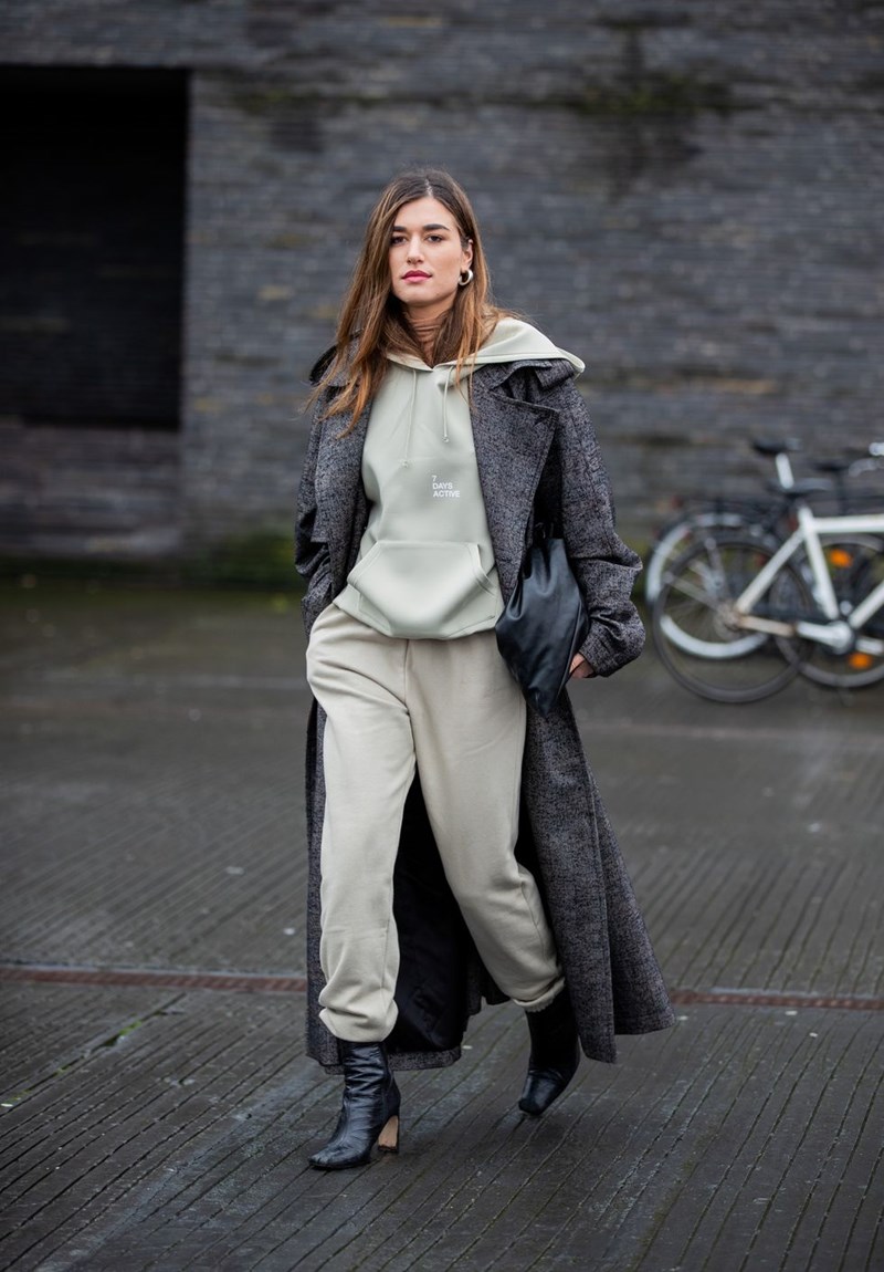 6 super stylish εμφανίσεις που θα σε πείσουν πως το φούτερ είναι η απόλυτη αγορά του χειμώνα - εικόνα 1