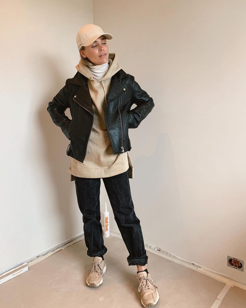 18 ακαταμάχητες (casual but chic) εμφανίσεις που ταιριάζουν «γάντι» στην εποχή - εικόνα 7