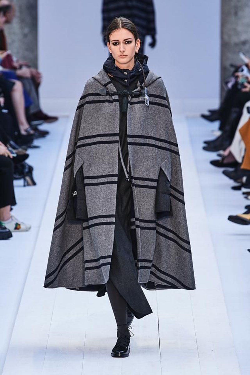 Κάπα του οίκου Max Mara από τη συλλογή Φθινόπωρο/Χειμώνας 2020-21.