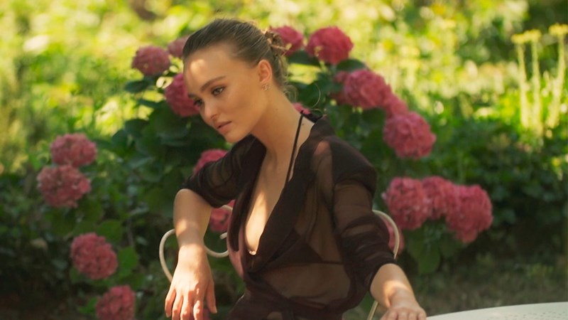 H Cruise 2020-21 συλλογή του οίκου Chanel μέσα από τα μάτια της Lily-Rose Depp - εικόνα 1
