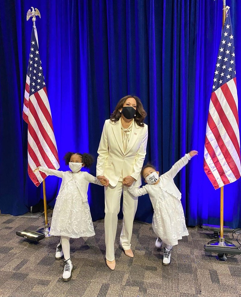 Kamala Harris: Η πρώτη γυναίκα Αντιπρόεδρος των ΗΠΑ έχει ΚΑΙ μοναδικό στυλ - εικόνα 3