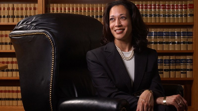 Kamala Harris: Η πρώτη γυναίκα Αντιπρόεδρος των ΗΠΑ έχει ΚΑΙ μοναδικό στυλ - εικόνα 4