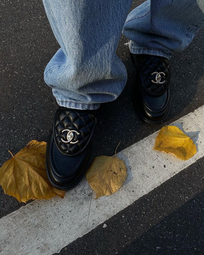 Τα Chanel flats που αγαπούν τώρα τα κορίτσια της μόδας - εικόνα 2