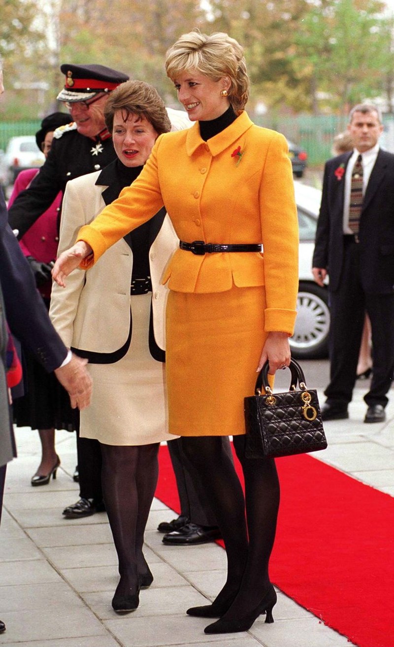 16+1 αξεπέραστα looks της Diana (έχουμε φάει κόλλημα με το "The Crown", φαίνεται;) - εικόνα 11
