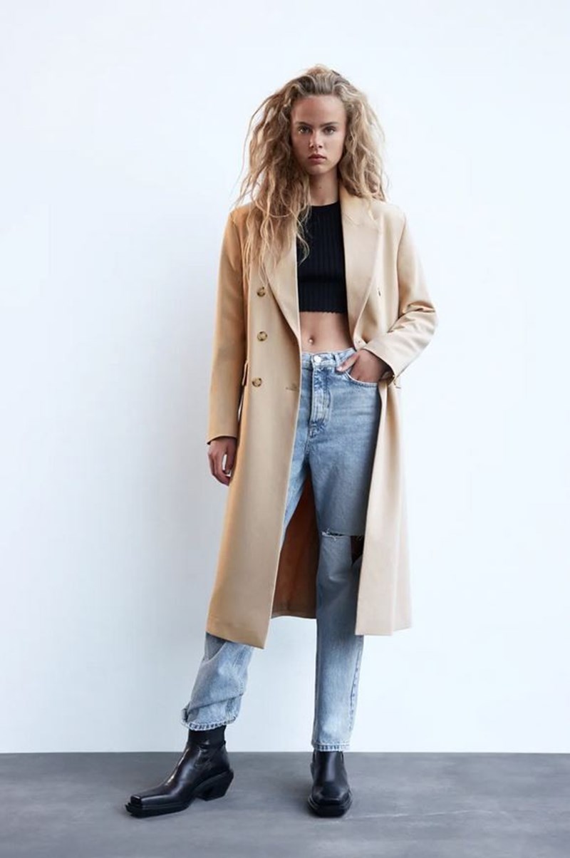 Μακρύ παλτό €34,99, Zara.