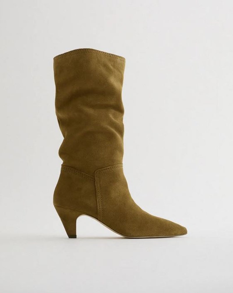     Σουέντ μπότα €34,99, Zara.