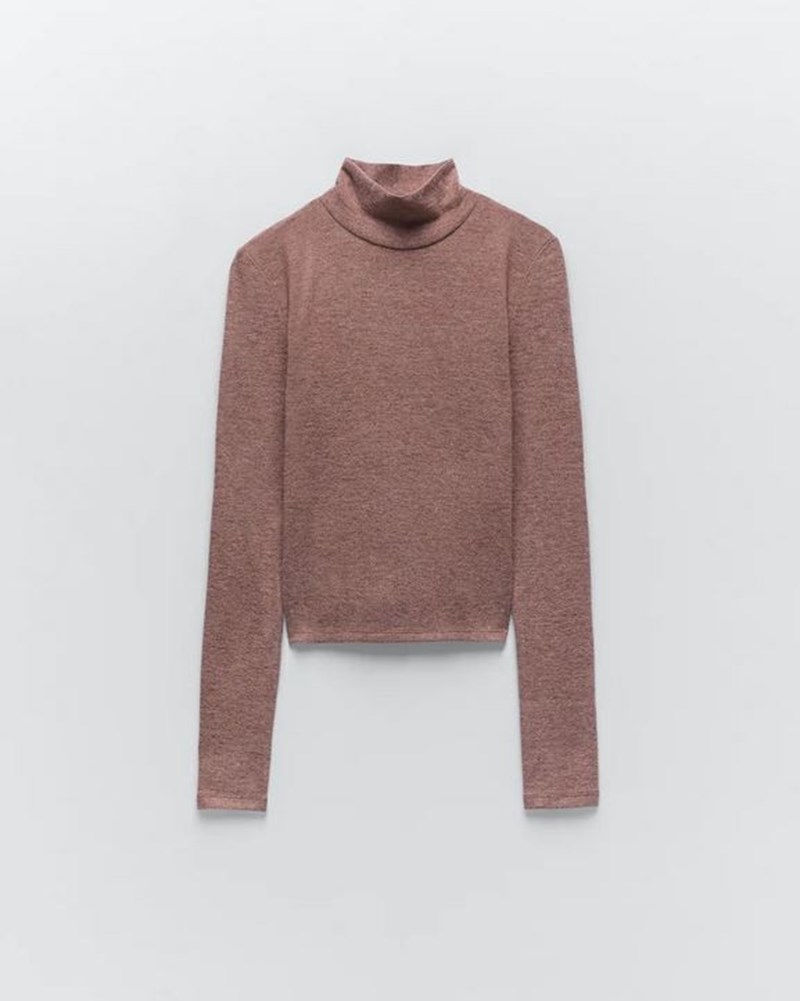 Μπλούζα με απαλή υφή €4,99, Zara.
