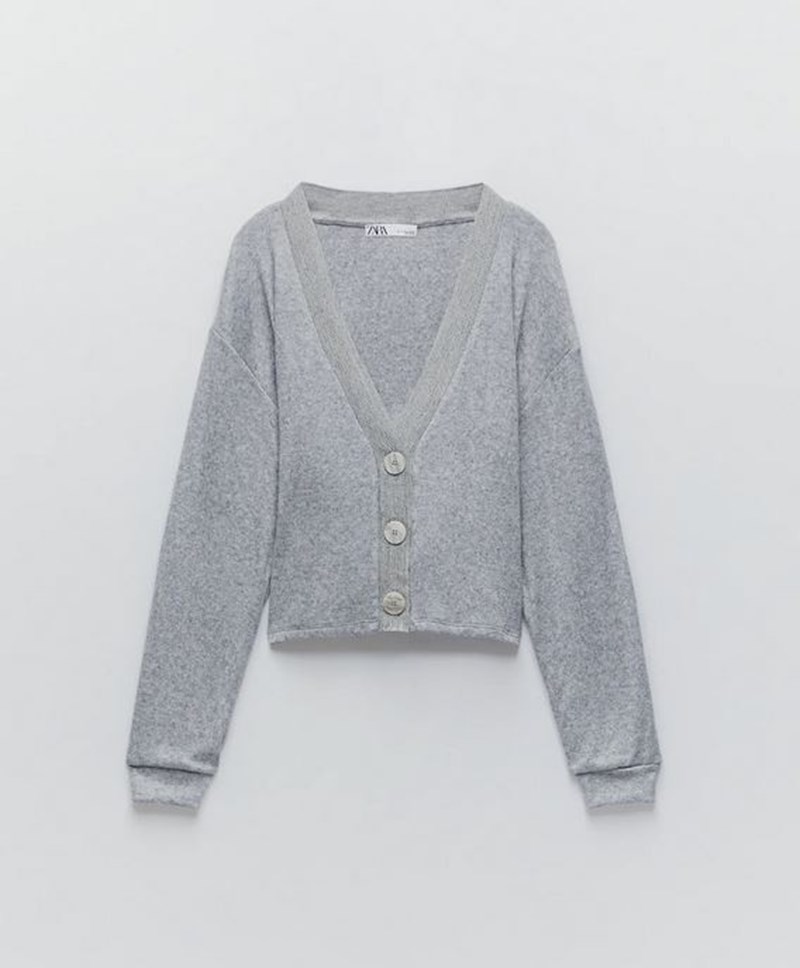 Πλεκτή ζακέτα €9,99, Zara.