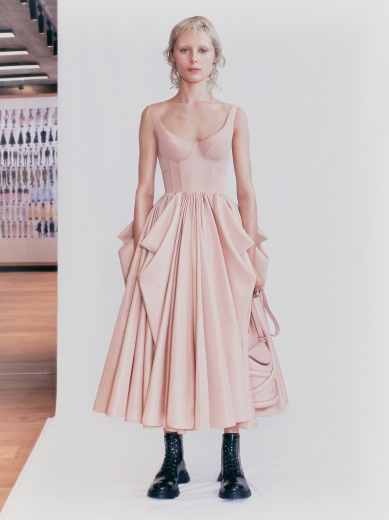 Alexander McQueen: H SS 2021 συλλογή επιστρέφει στο Λονδίνο - εικόνα 8