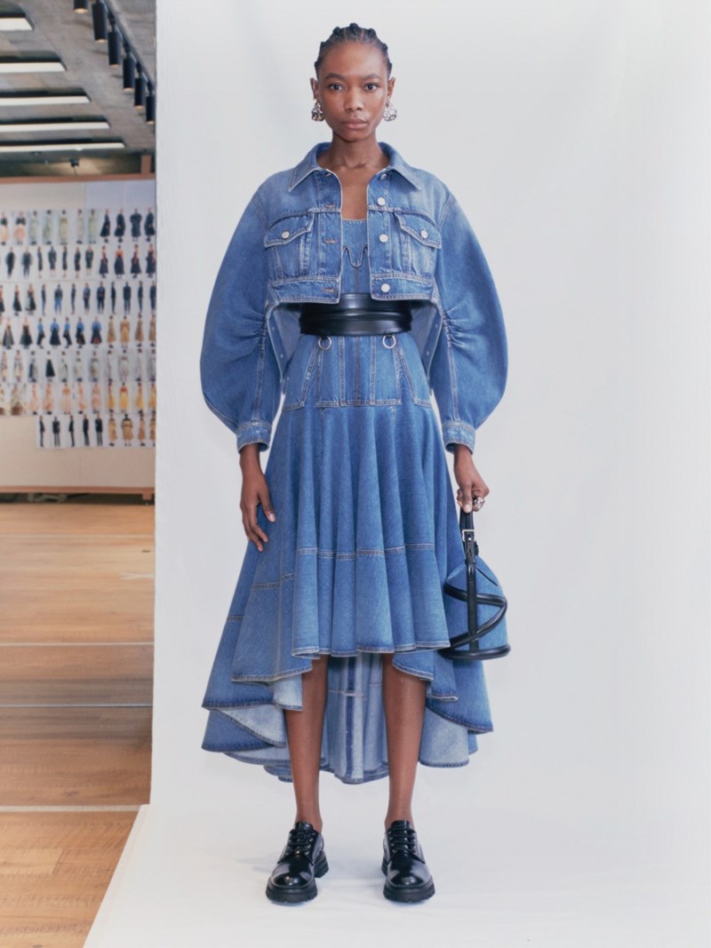 Alexander McQueen: H SS 2021 συλλογή επιστρέφει στο Λονδίνο - εικόνα 2