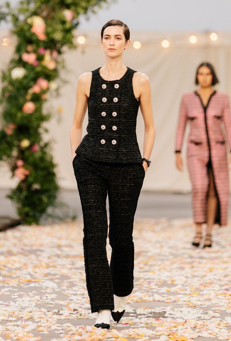 Το Haute Couture show του οίκου Chanel θύμιζε μια ονειρεμένη, γαμήλια τελετή στην εξοχή - εικόνα 31