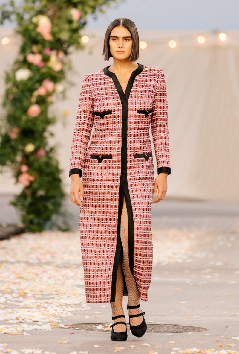Το Haute Couture show του οίκου Chanel θύμιζε μια ονειρεμένη, γαμήλια τελετή στην εξοχή - εικόνα 29