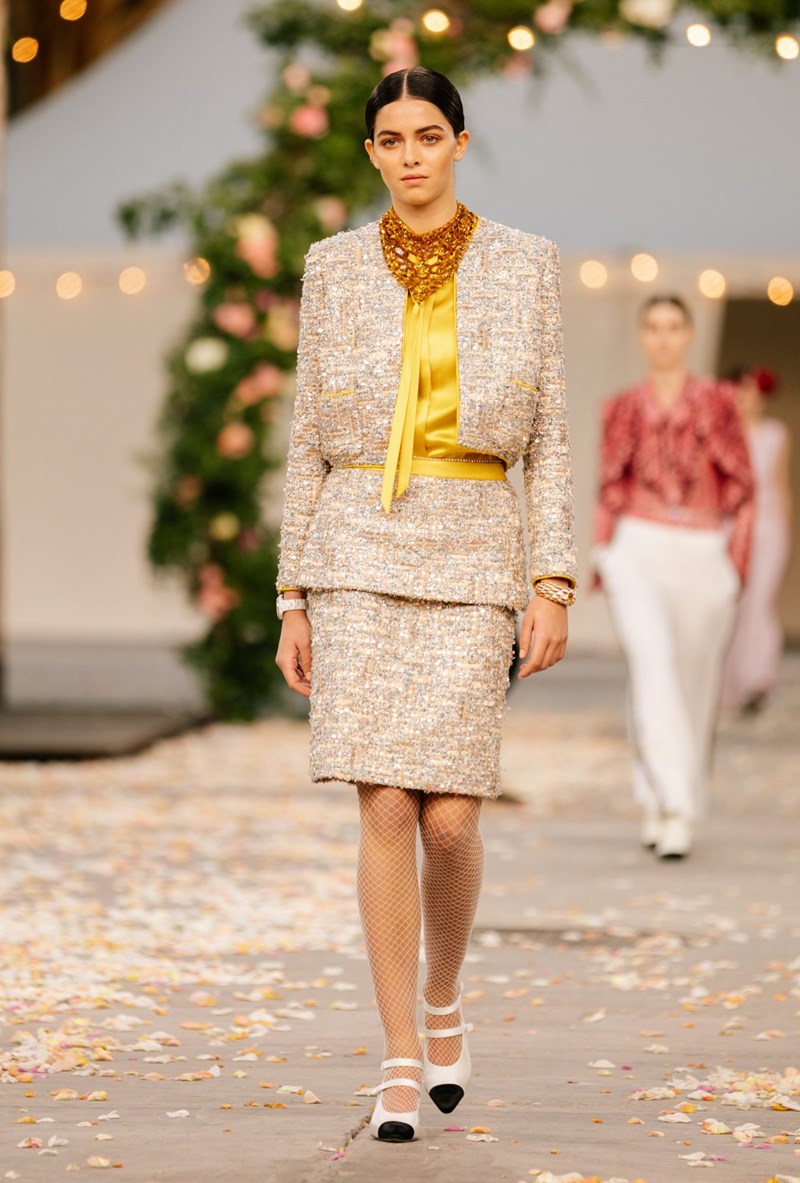 Το Haute Couture show του οίκου Chanel θύμιζε μια ονειρεμένη, γαμήλια τελετή στην εξοχή - εικόνα 23