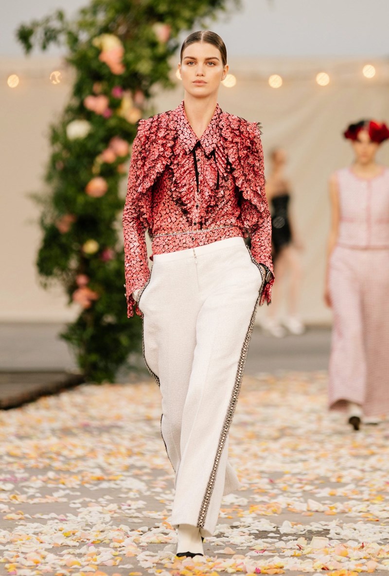 Το Haute Couture show του οίκου Chanel θύμιζε μια ονειρεμένη, γαμήλια τελετή στην εξοχή - εικόνα 24
