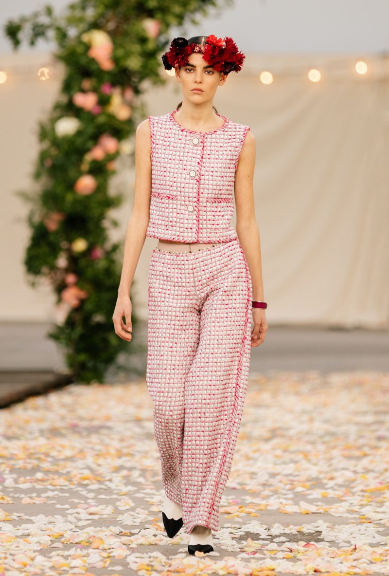 Το Haute Couture show του οίκου Chanel θύμιζε μια ονειρεμένη, γαμήλια τελετή στην εξοχή - εικόνα 25