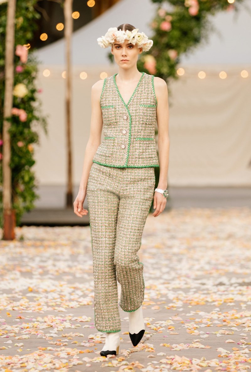 Το Haute Couture show του οίκου Chanel θύμιζε μια ονειρεμένη, γαμήλια τελετή στην εξοχή - εικόνα 26