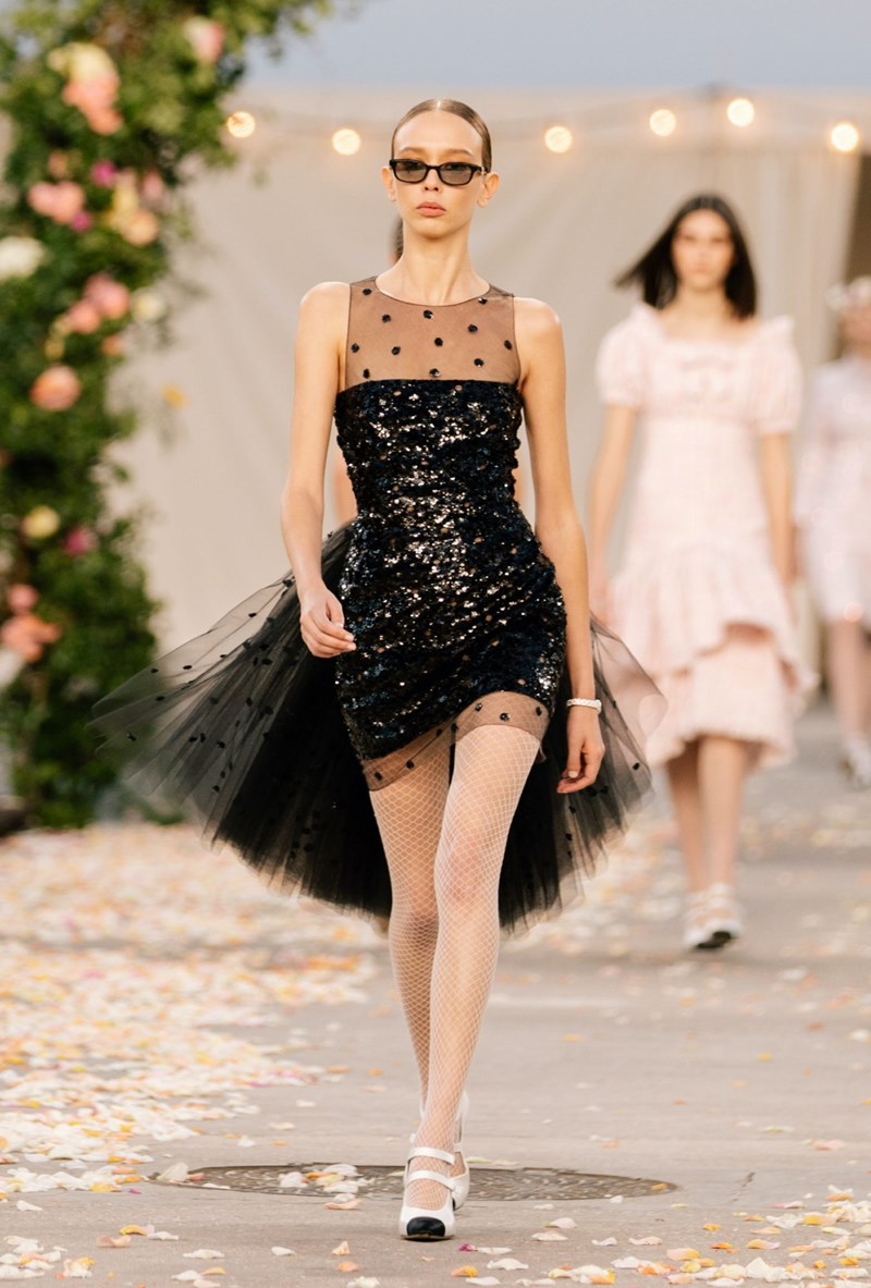 Το Haute Couture show του οίκου Chanel θύμιζε μια ονειρεμένη, γαμήλια τελετή στην εξοχή - εικόνα 27