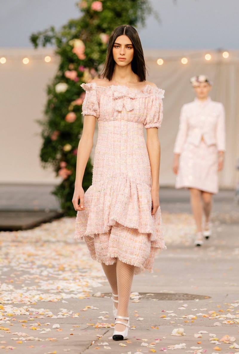 Το Haute Couture show του οίκου Chanel θύμιζε μια ονειρεμένη, γαμήλια τελετή στην εξοχή - εικόνα 28