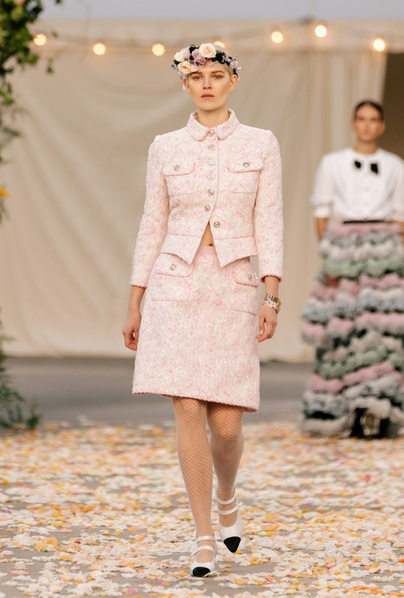 Το Haute Couture show του οίκου Chanel θύμιζε μια ονειρεμένη, γαμήλια τελετή στην εξοχή - εικόνα 19