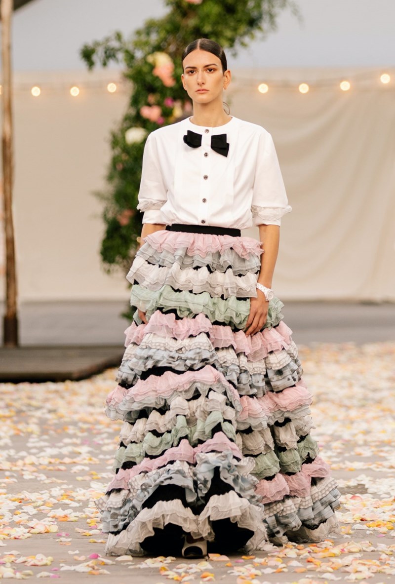 Το Haute Couture show του οίκου Chanel θύμιζε μια ονειρεμένη, γαμήλια τελετή στην εξοχή - εικόνα 20