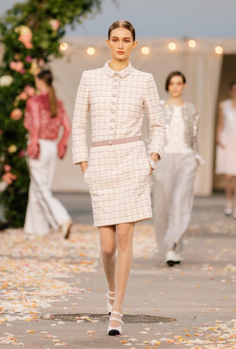 Το Haute Couture show του οίκου Chanel θύμιζε μια ονειρεμένη, γαμήλια τελετή στην εξοχή - εικόνα 22