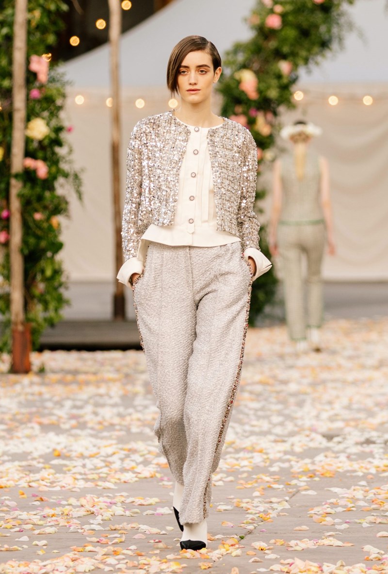 Το Haute Couture show του οίκου Chanel θύμιζε μια ονειρεμένη, γαμήλια τελετή στην εξοχή - εικόνα 17