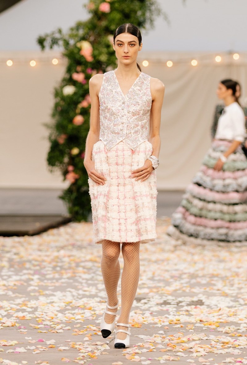 Το Haute Couture show του οίκου Chanel θύμιζε μια ονειρεμένη, γαμήλια τελετή στην εξοχή - εικόνα 18