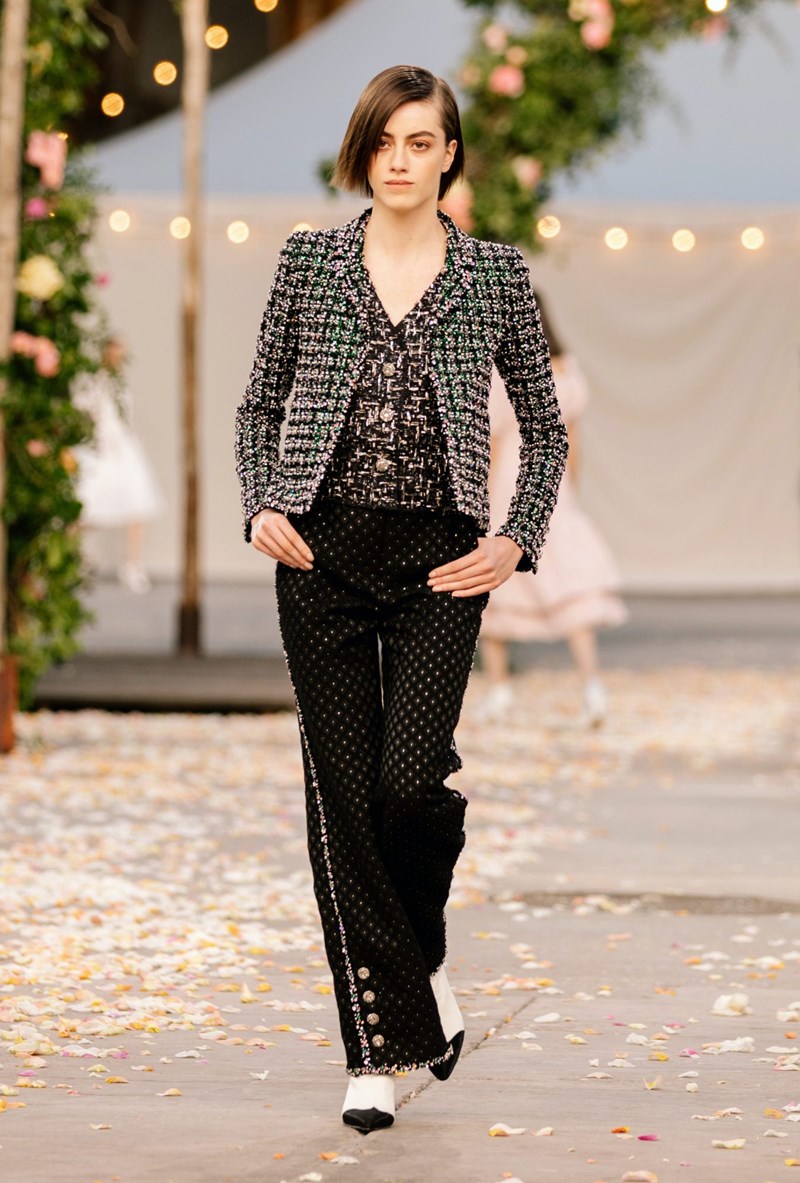 Το Haute Couture show του οίκου Chanel θύμιζε μια ονειρεμένη, γαμήλια τελετή στην εξοχή - εικόνα 4