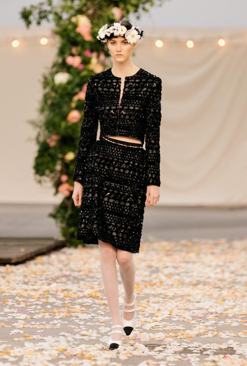 Το Haute Couture show του οίκου Chanel θύμιζε μια ονειρεμένη, γαμήλια τελετή στην εξοχή - εικόνα 5