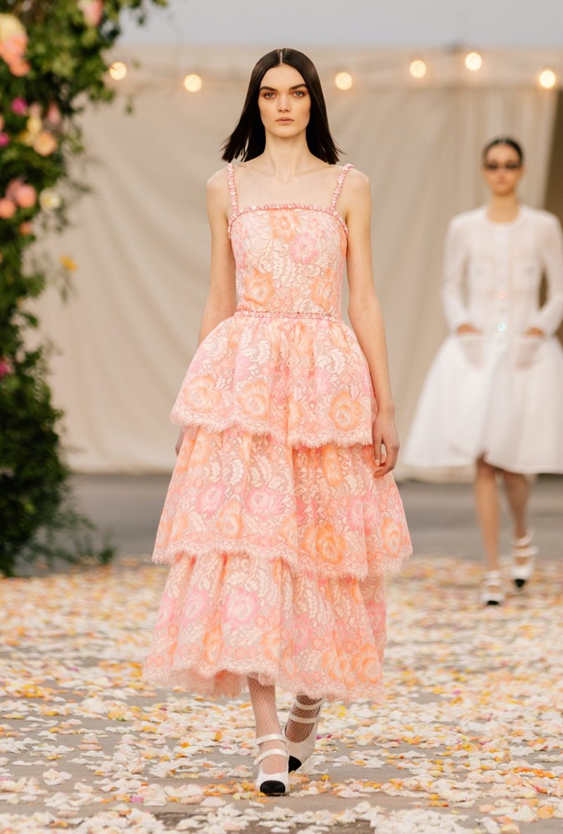 Το Haute Couture show του οίκου Chanel θύμιζε μια ονειρεμένη, γαμήλια τελετή στην εξοχή - εικόνα 6