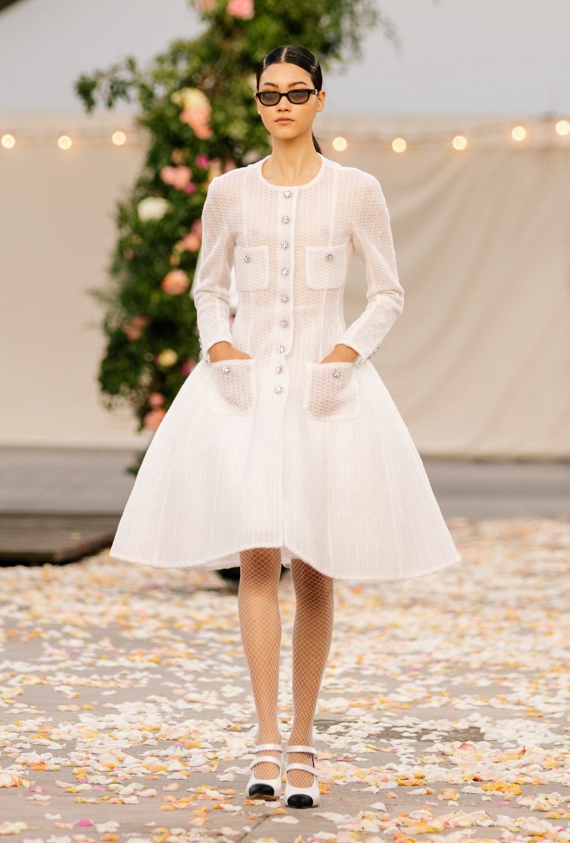 Το Haute Couture show του οίκου Chanel θύμιζε μια ονειρεμένη, γαμήλια τελετή στην εξοχή - εικόνα 7