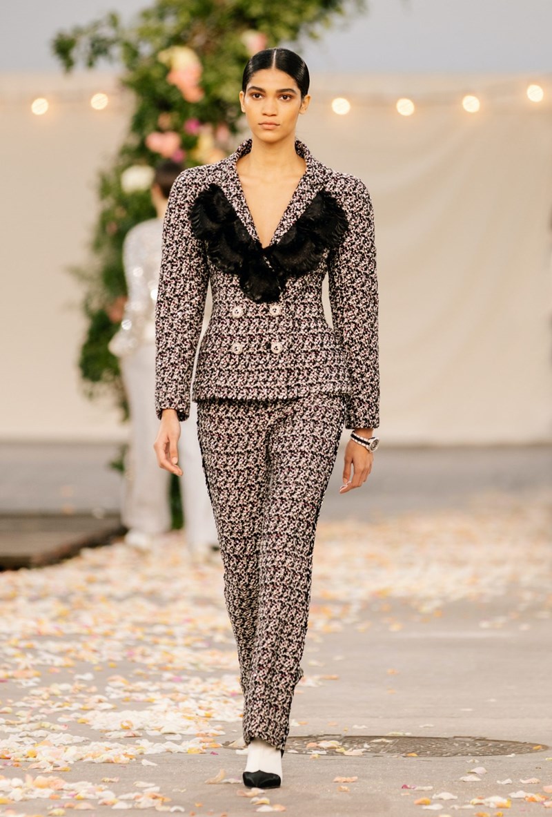 Το Haute Couture show του οίκου Chanel θύμιζε μια ονειρεμένη, γαμήλια τελετή στην εξοχή - εικόνα 8