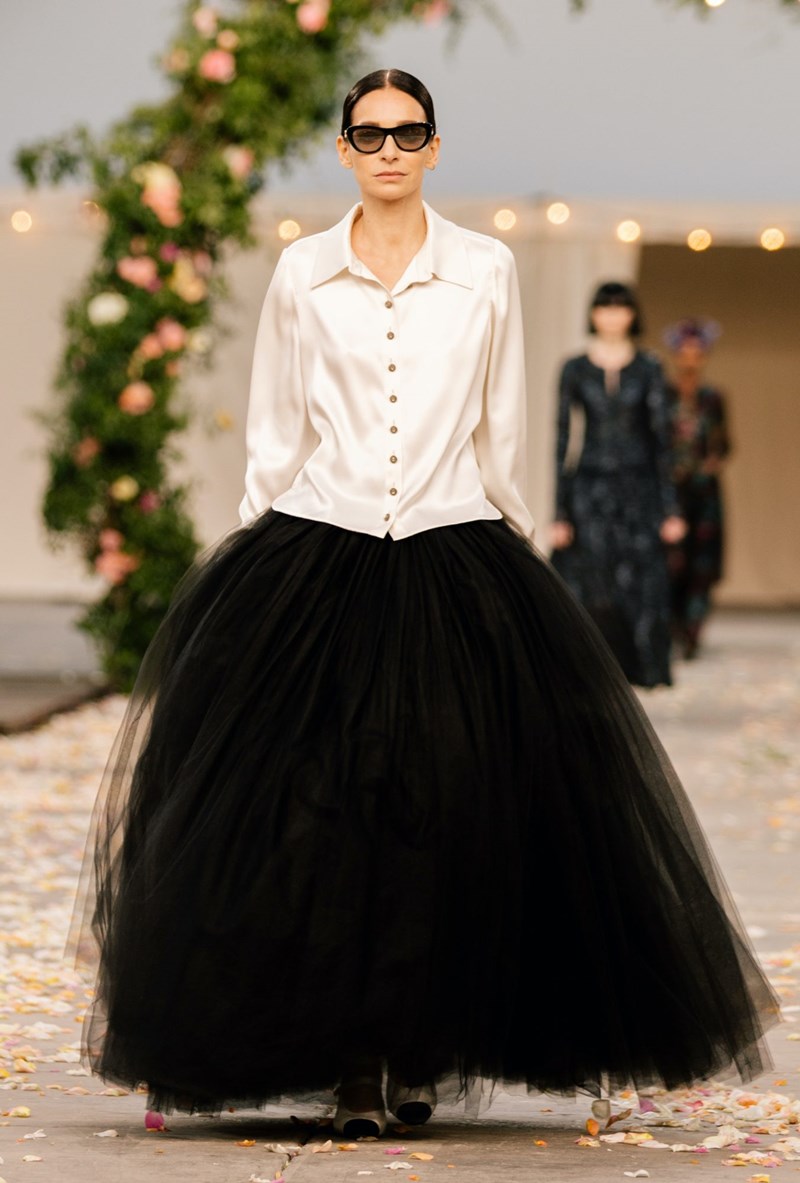 Το Haute Couture show του οίκου Chanel θύμιζε μια ονειρεμένη, γαμήλια τελετή στην εξοχή - εικόνα 9