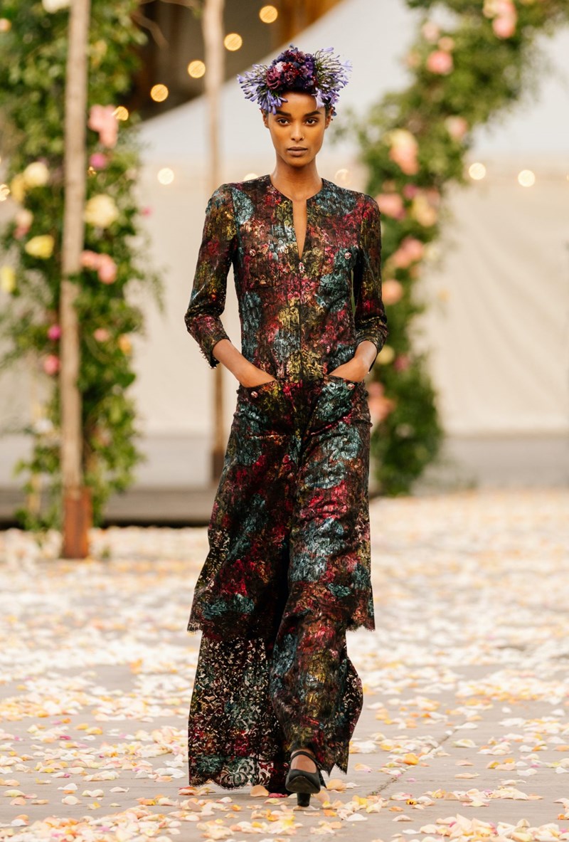 Το Haute Couture show του οίκου Chanel θύμιζε μια ονειρεμένη, γαμήλια τελετή στην εξοχή - εικόνα 11