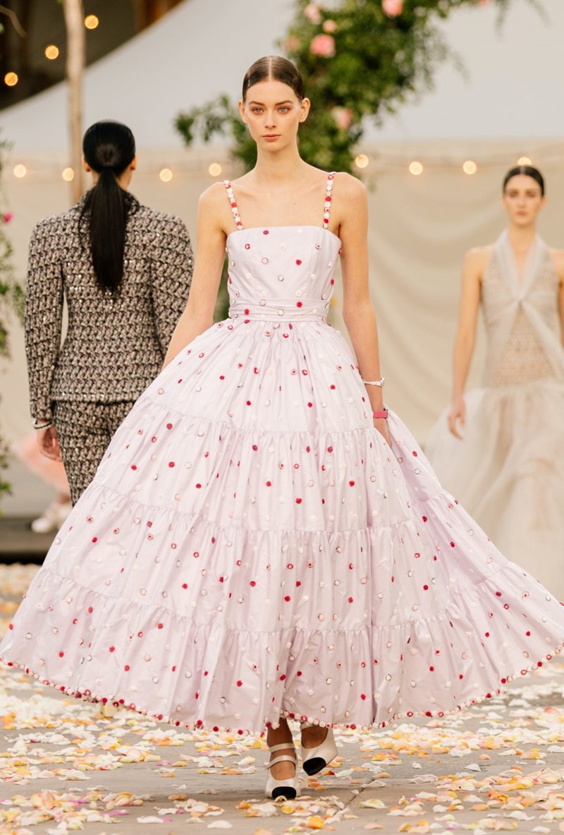 Το Haute Couture show του οίκου Chanel θύμιζε μια ονειρεμένη, γαμήλια τελετή στην εξοχή - εικόνα 13