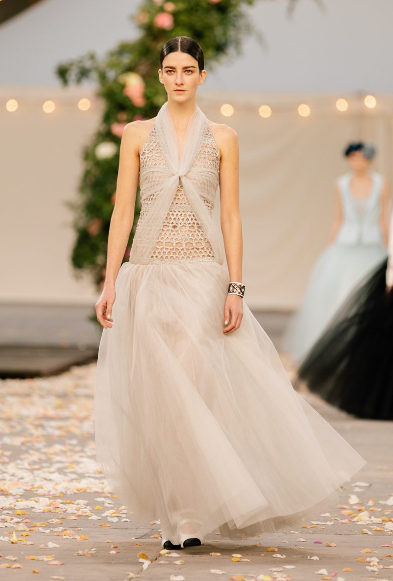 Το Haute Couture show του οίκου Chanel θύμιζε μια ονειρεμένη, γαμήλια τελετή στην εξοχή - εικόνα 14