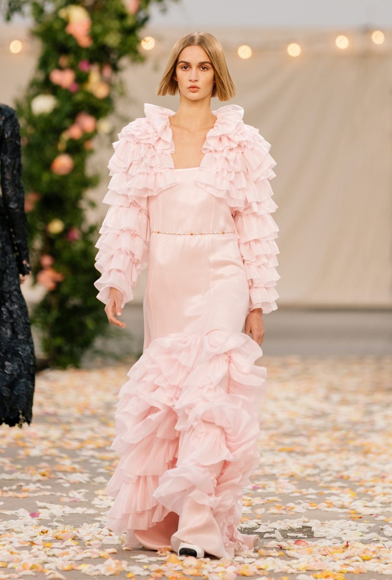 Το Haute Couture show του οίκου Chanel θύμιζε μια ονειρεμένη, γαμήλια τελετή στην εξοχή - εικόνα 16