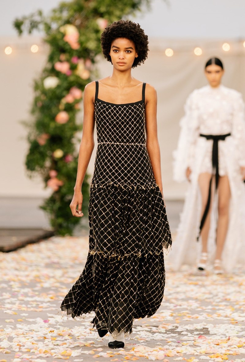 Το Haute Couture show του οίκου Chanel θύμιζε μια ονειρεμένη, γαμήλια τελετή στην εξοχή - εικόνα 1