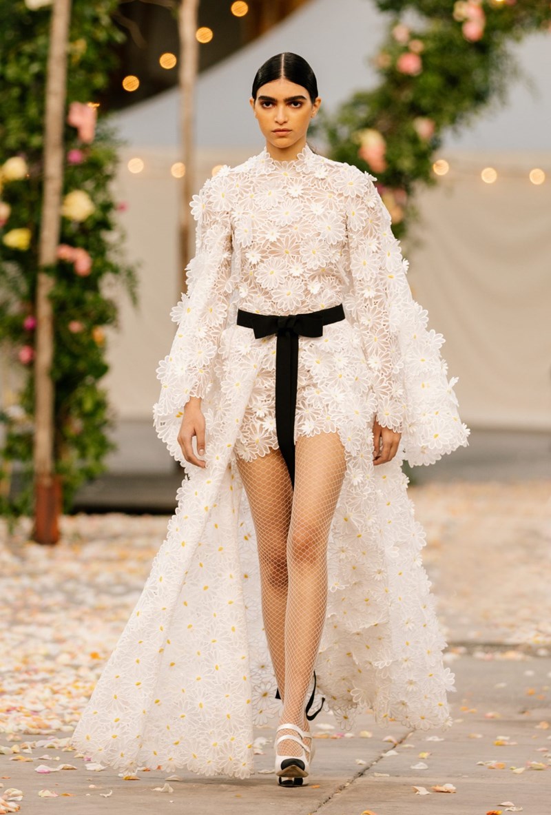 Το Haute Couture show του οίκου Chanel θύμιζε μια ονειρεμένη, γαμήλια τελετή στην εξοχή - εικόνα 2