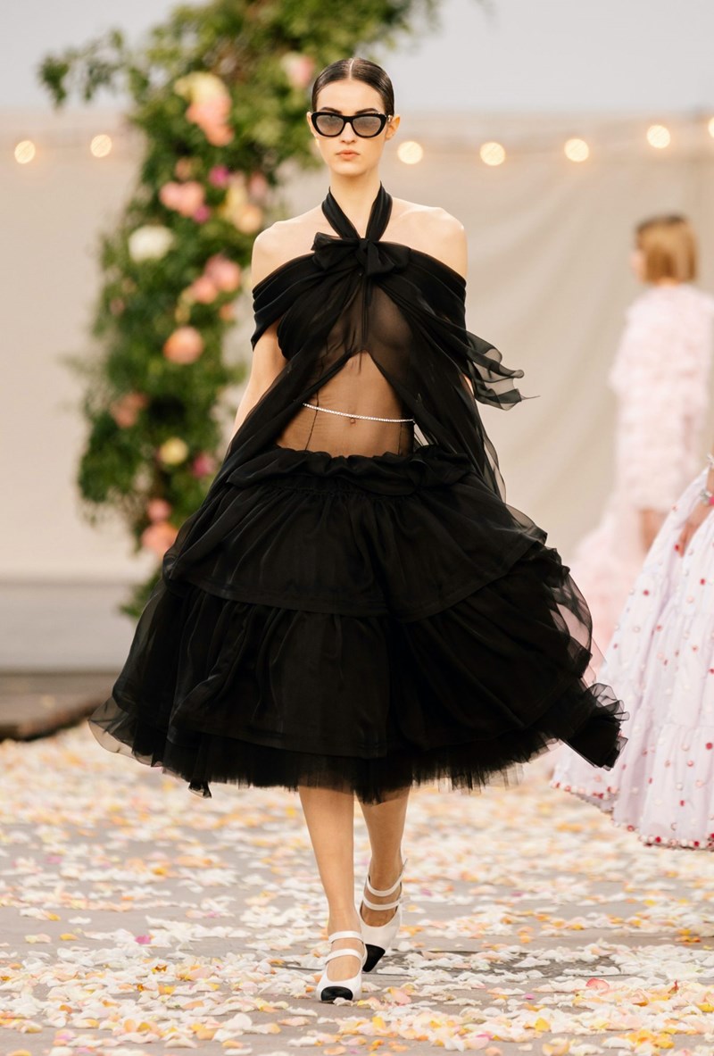 Το Haute Couture show του οίκου Chanel θύμιζε μια ονειρεμένη, γαμήλια τελετή στην εξοχή - εικόνα 3