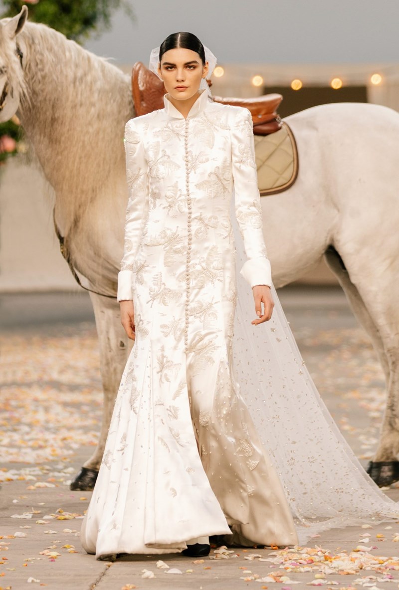 Το Haute Couture show του οίκου Chanel θύμιζε μια ονειρεμένη, γαμήλια τελετή στην εξοχή - εικόνα 21