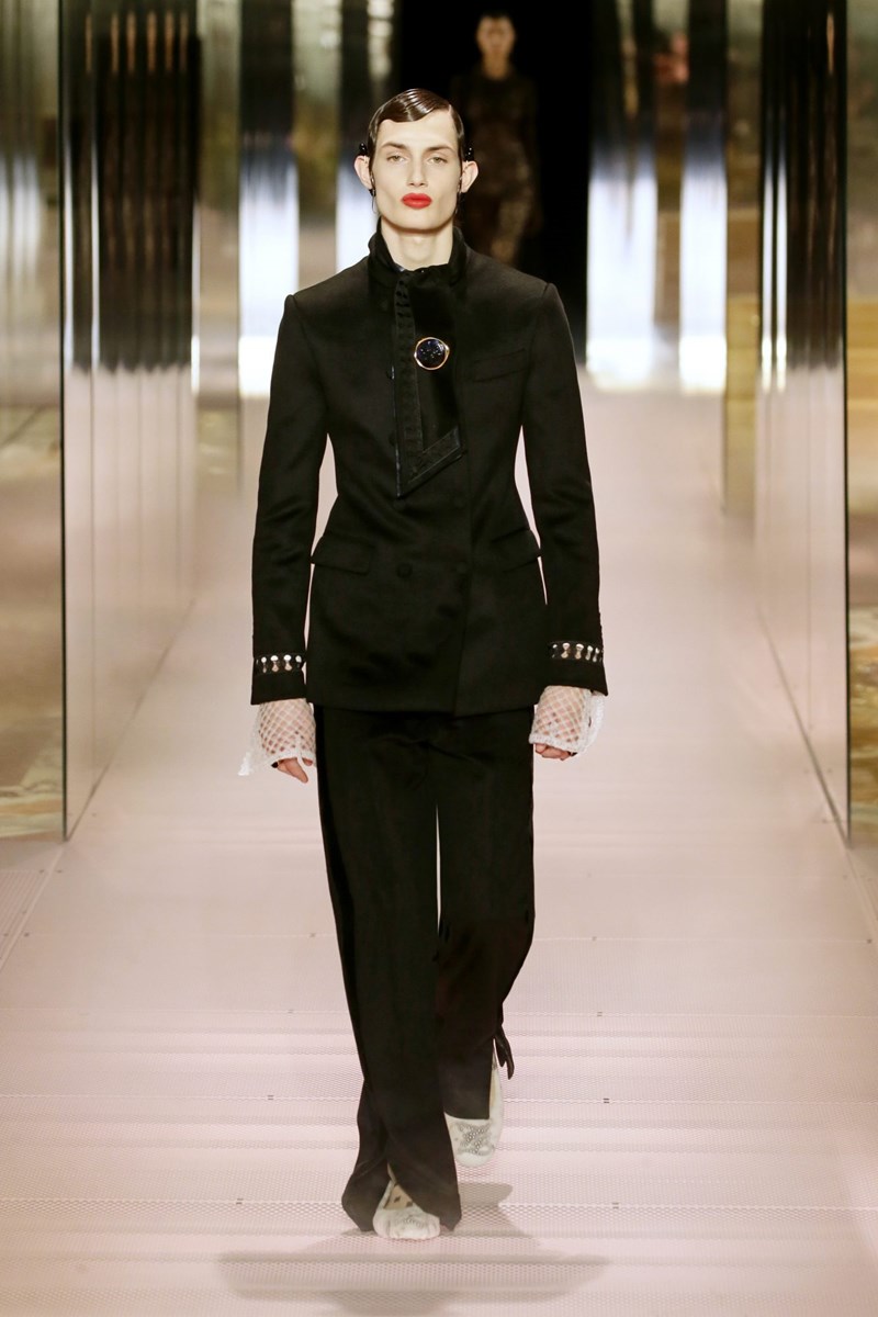 Το εντυπωσιακό couture show της Fendi μαρτυρά το δυνατό ντεμπούτο του Kim Jones - εικόνα 17
