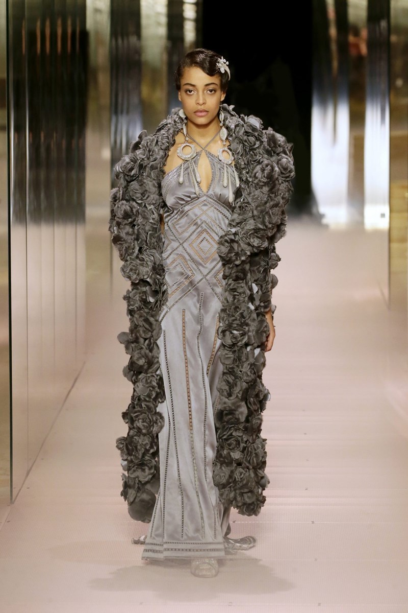 Το εντυπωσιακό couture show της Fendi μαρτυρά το δυνατό ντεμπούτο του Kim Jones - εικόνα 8