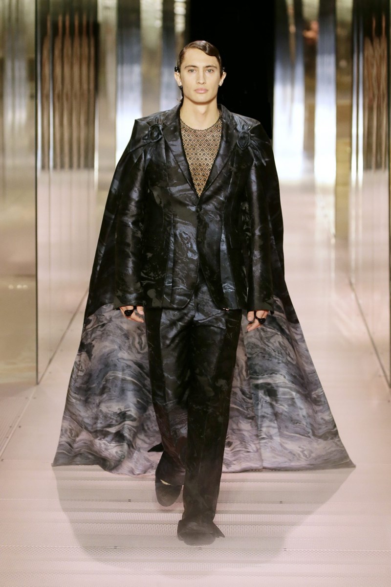 Το εντυπωσιακό couture show της Fendi μαρτυρά το δυνατό ντεμπούτο του Kim Jones - εικόνα 5