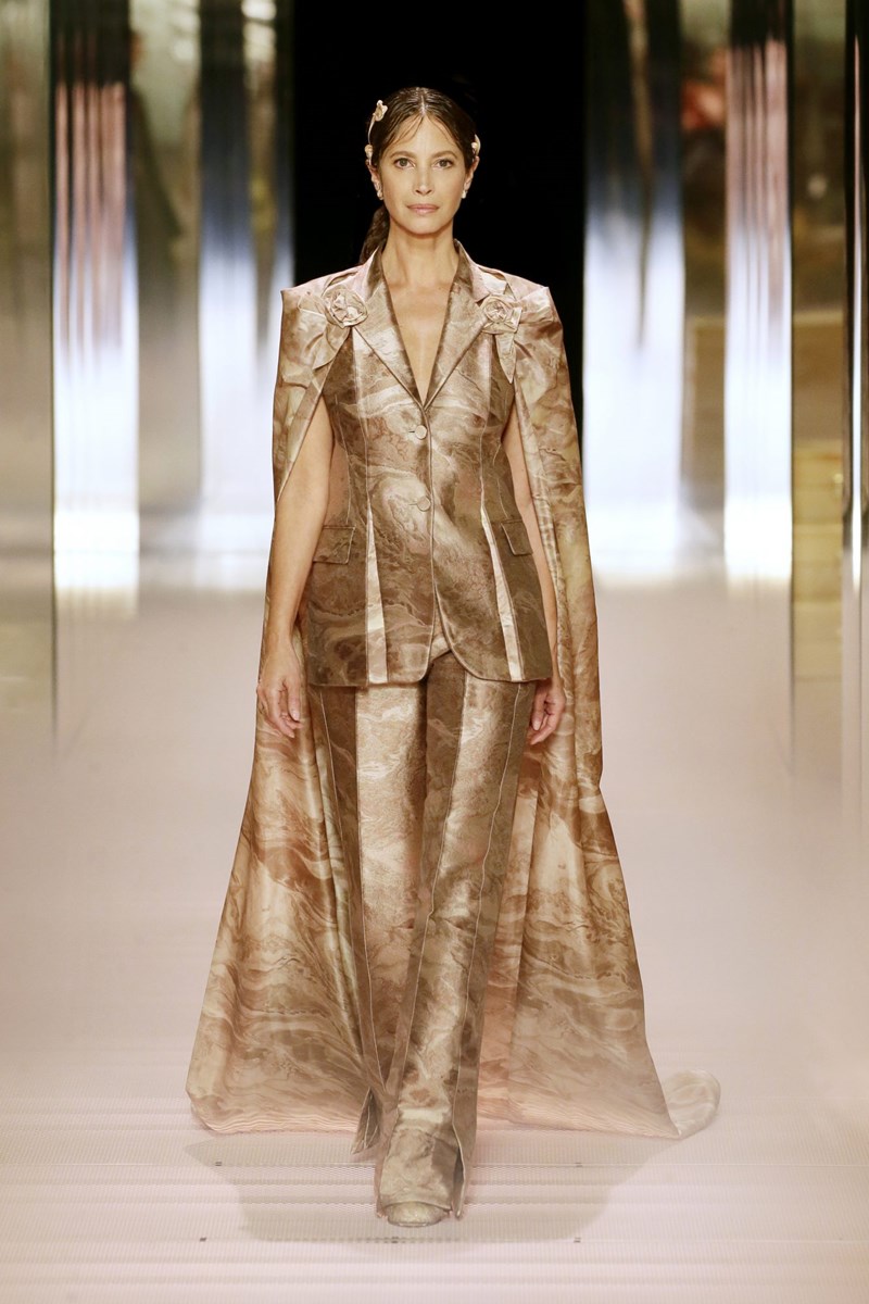Το εντυπωσιακό couture show της Fendi μαρτυρά το δυνατό ντεμπούτο του Kim Jones - εικόνα 13