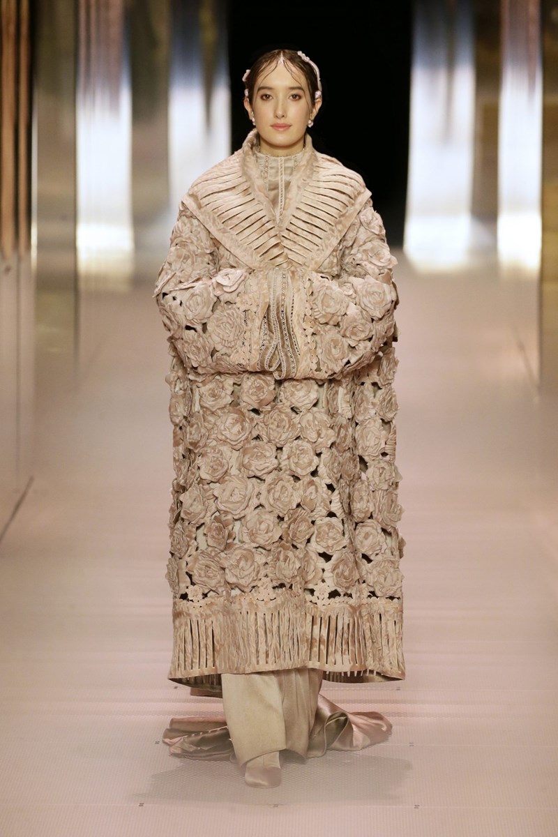 Το εντυπωσιακό couture show της Fendi μαρτυρά το δυνατό ντεμπούτο του Kim Jones - εικόνα 15