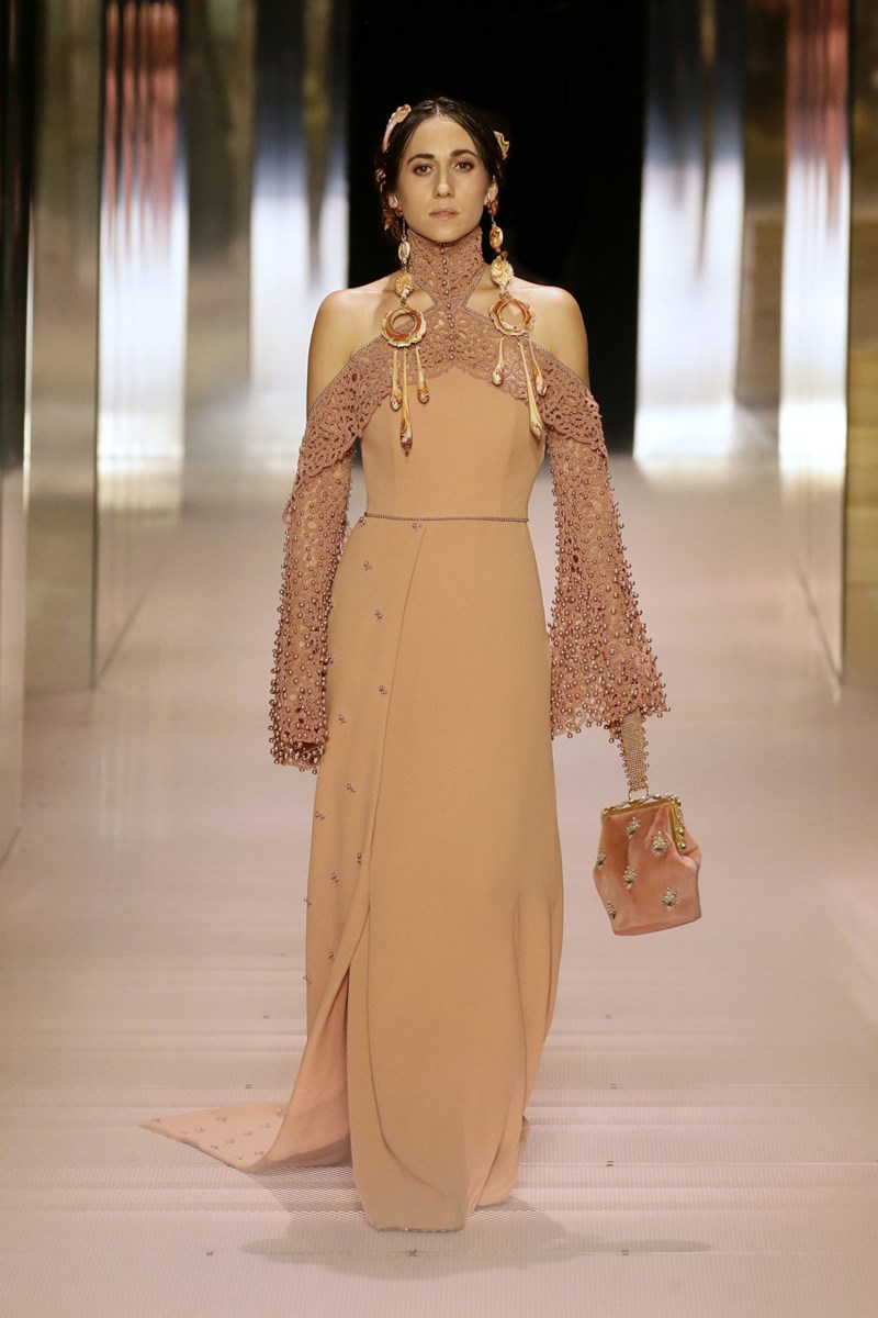 Το εντυπωσιακό couture show της Fendi μαρτυρά το δυνατό ντεμπούτο του Kim Jones - εικόνα 7