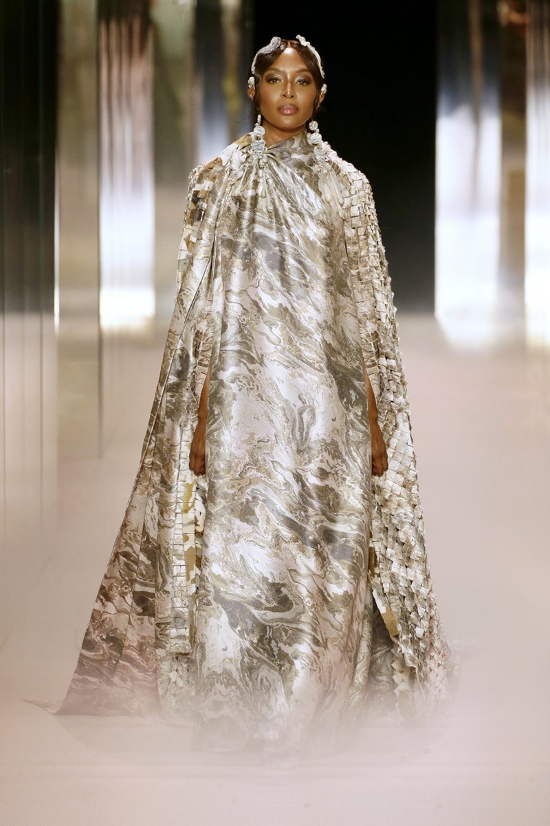 Το εντυπωσιακό couture show της Fendi μαρτυρά το δυνατό ντεμπούτο του Kim Jones - εικόνα 14